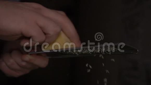 用金属烤架手工烤黄奶酪特写镜头黑色背景视频的预览图