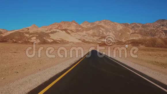 穿过加州死亡谷沙漠的神奇街道视频的预览图