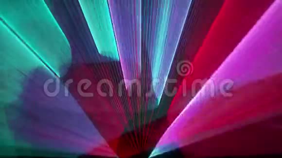 激光显示抽象与明亮的颜色三维渲染计算机生成的背景视频的预览图