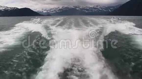 美国阿拉斯加威廉王子湾冰川和雪山附近的船尾视频的预览图