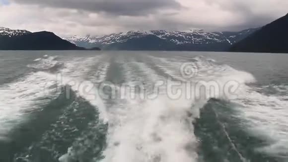 美国阿拉斯加威廉王子湾冰川和雪山附近的船尾视频的预览图