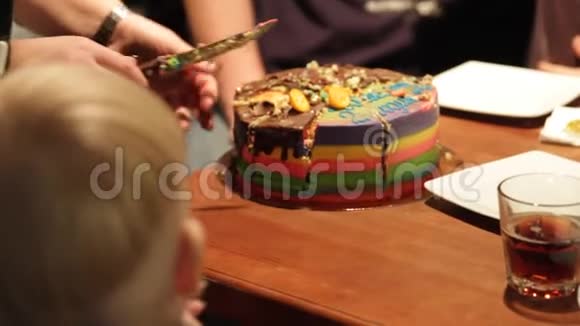 女人手切生日蛋糕一块蛋糕的切割双手合拢视频的预览图