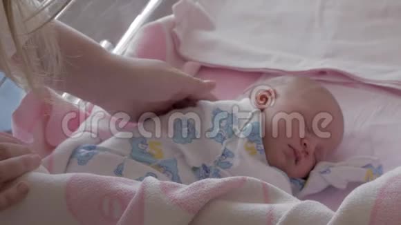 在妇产医院睡觉的新生儿视频的预览图