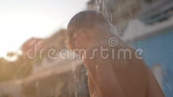 孩子在凉爽的沙滩淋浴室外视频的预览图