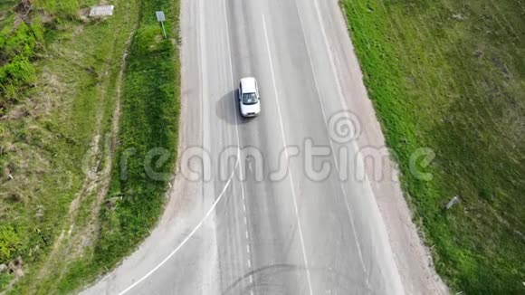 道路为汽车从顶部俯瞰绿色自然医生视频的预览图