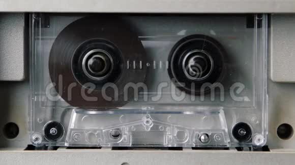 老式音频盒式磁带从开始到结束倒带或快速折叠视频的预览图