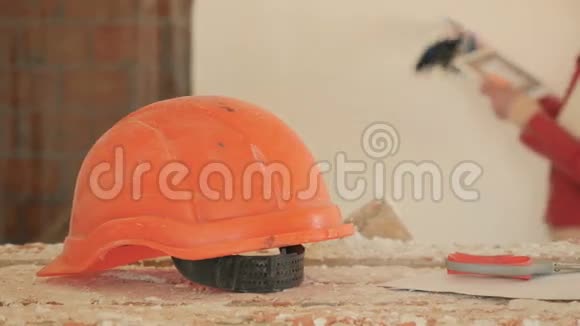橙色防护头盔的肖像视频的预览图