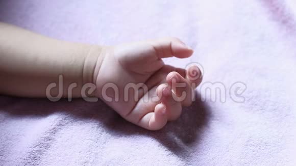新生婴儿的小手视频的预览图