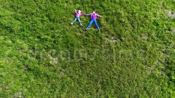 草地上儿童的空中射击视频的预览图