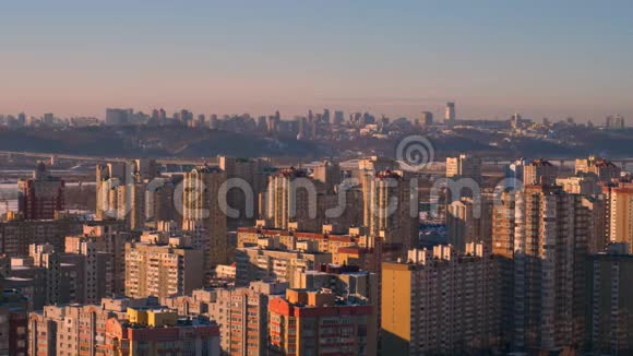 一座现代化的城市从高楼的屋顶眺望城市的交通视频的预览图