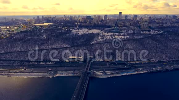 从空中逃离城市下午的冬季城市景观视频的预览图