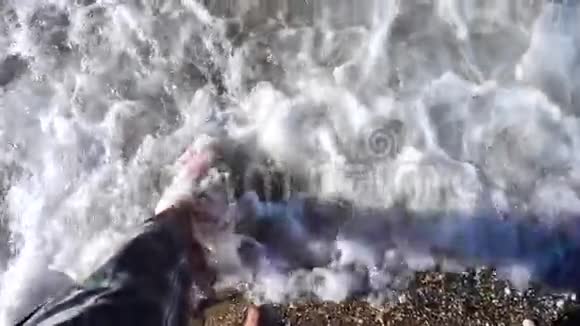 海边的泡沫和波浪视频的预览图