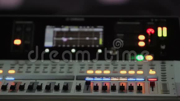 混合控制台与照明按钮重新聚焦视频音频设备视频的预览图