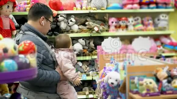 父亲带着孩子在商场的婴儿车里依恋育儿的理念视频的预览图