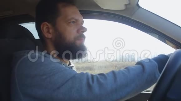 一个成熟的男人在车里夏天开车视频的预览图