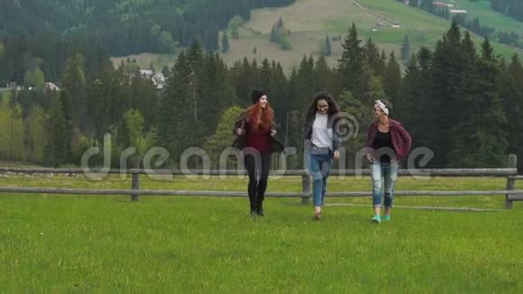 女孩们在山林中漫步视频的预览图