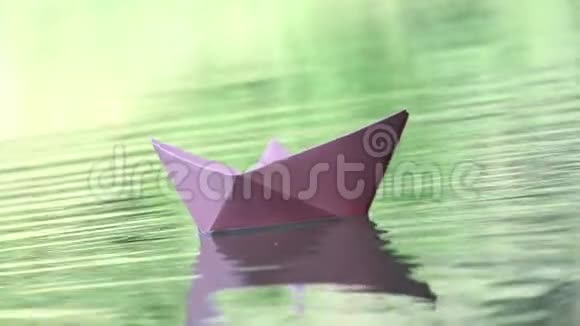 三只彩色纸船漂浮在水面上视频的预览图