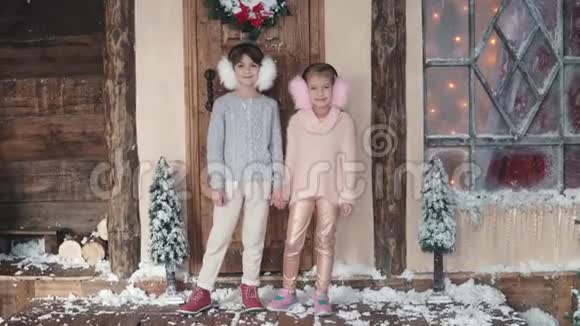 圣诞节或新年两个小女孩在新年装饰肖像孩子们一起庆祝圣诞节视频的预览图