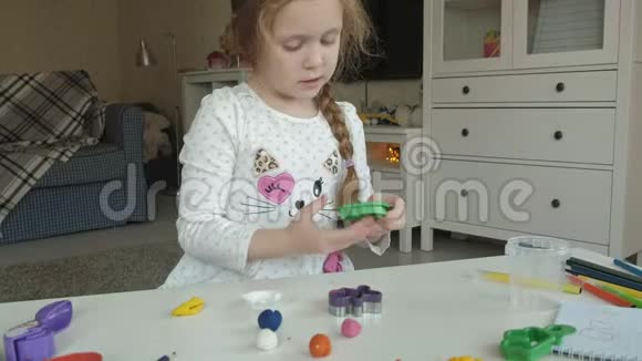 小女孩玩橡皮泥雕刻图形视频的预览图