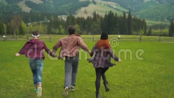 游客们手牵着手在山谷里奔跑视频的预览图