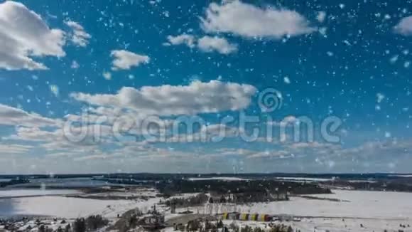 美丽的冬天随着美丽的降雪而消逝视频的预览图