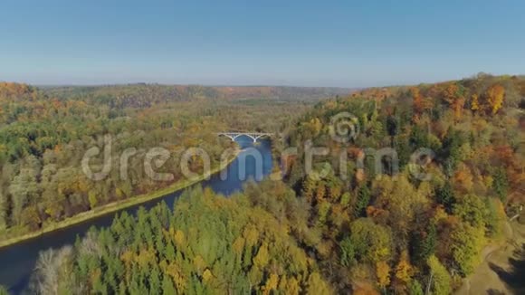 大桥过江秋林Sigulda城市自然高亚4K无人机飞行桥车从上面驾驶视频的预览图