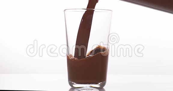 巧克力倒入杯子里视频的预览图