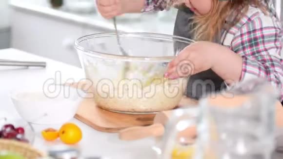 小女孩面包师品尝饼干面团视频的预览图