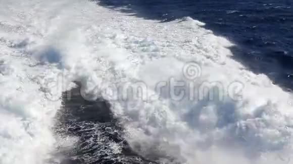 大西洋上的渡船后面的水迹起泡视频的预览图