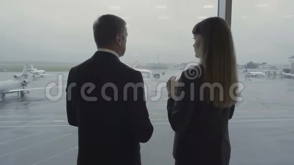 机场窗口附近的机场工人和商人视频的预览图