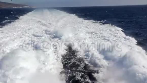 大西洋上的渡船后面的水迹起泡视频的预览图