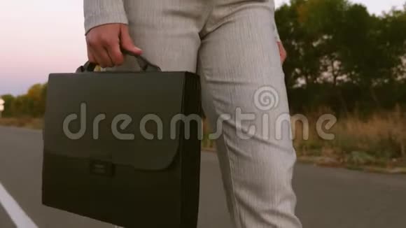 穿商务服的女人手里拿着一个黑色公文包去上班特写视频的预览图
