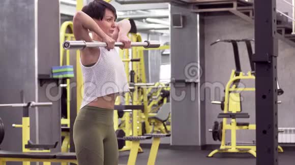 迷人的年轻女子做肌肉锻炼视频的预览图