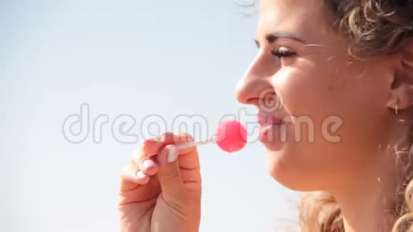 有糖果的漂亮女孩夏天的卷发视频的预览图
