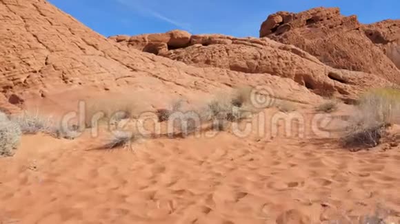 沙漠中的红岩峡谷的摄影机运动视频的预览图
