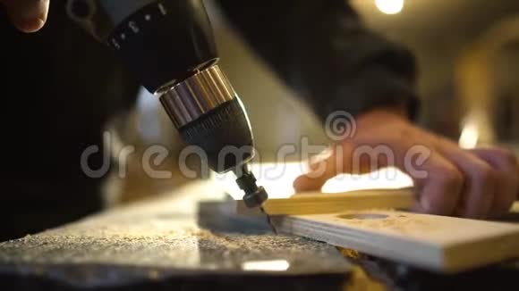 用电钻将木工的支架上的一个洞钻上去视频的预览图