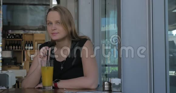 年轻的女人在咖啡馆喝酒视频的预览图