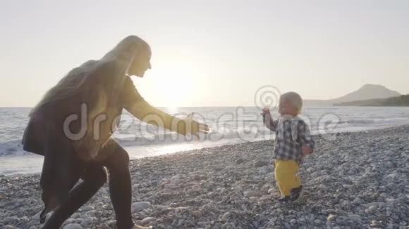 妈妈和儿子在海滩上玩得开心视频的预览图