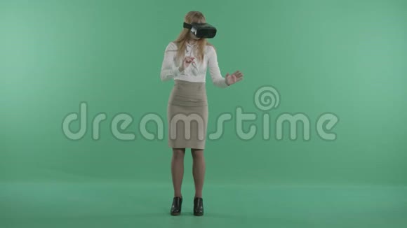 一个戴着增强现实眼镜的好女人视频的预览图
