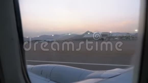 从飞机起飞和沿跑道加速过程中的窗口观察视频的预览图