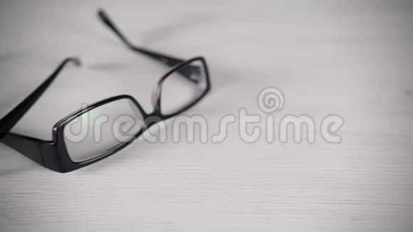 白色桌子上阅读眼镜的正面视图视频的预览图