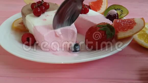 冰淇淋水果慢配料葡萄柚视频的预览图