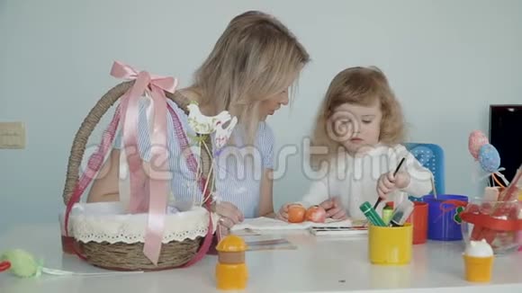 妈妈和她的小女儿画了复活节彩蛋视频的预览图