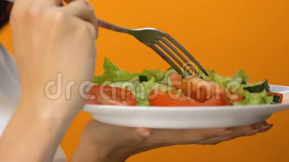 女人吃新鲜沙拉与蔬菜健康饮食和减肥关闭视频的预览图