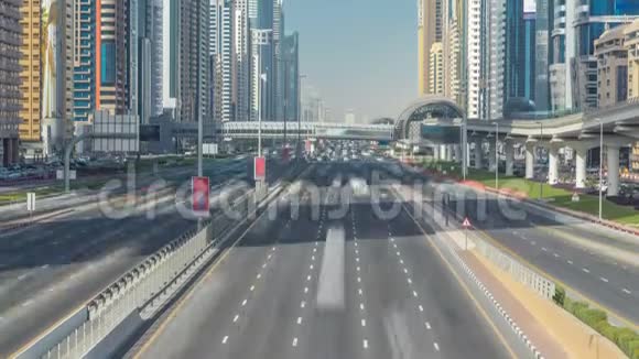 繁忙的谢赫扎耶德公路的时间推移地铁铁路和现代摩天大楼周围的豪华迪拜城视频的预览图