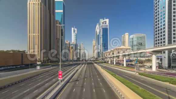繁忙的谢赫扎耶德公路的时间推移地铁铁路和现代摩天大楼周围的豪华迪拜城视频的预览图