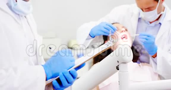 牙医在剪贴板上写细节视频的预览图