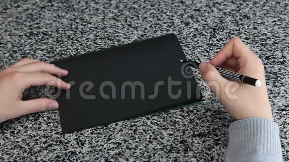 黑纸铺桌上的女性手写标签视频的预览图