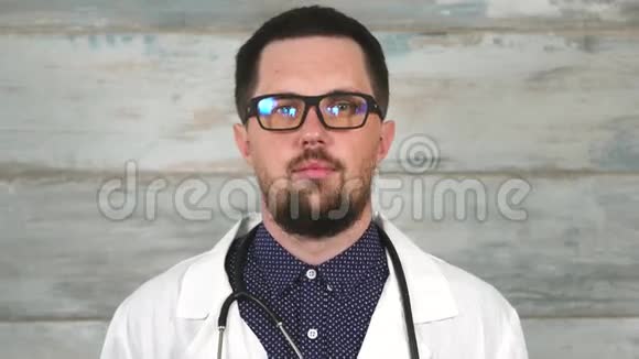 戴眼镜的长胡子男医生视频的预览图