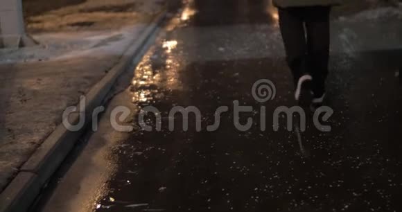 在冬天的城市里朋友们在晚上散步视频的预览图